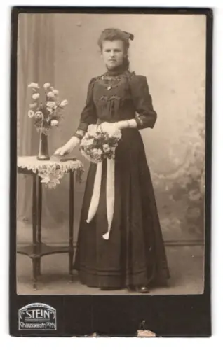 Fotografie Stein, Berlin, Chausseestrasse 70/71, Frau Friede Handtke mit Blumenstrauss