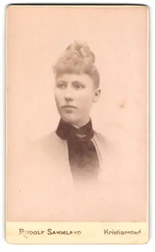 Fotografie Rudolf Sammland, Kristianstad, Porträt der jungen Frau Marie