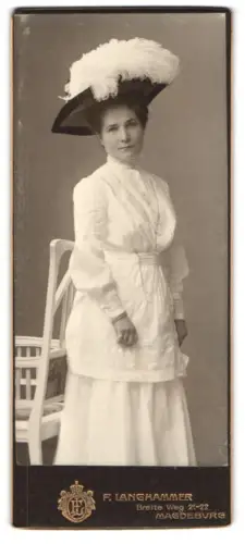 Fotografie F. Langhammer, Magdeburg, Breite Weg 21-22, Frau Käte Graefener mit elegantem Hut