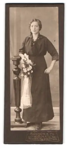 Fotografie Samson & Co., Berlin, Turmstrasse 76, Frau Walli Diekmann mit Blumenstrauss