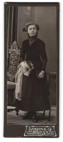 Fotografie Samson & Co, Berlin, Thurmstr. 76 Ecke Otto Strasse, Frau Hedwig Jehser an einem Stuhl stehend