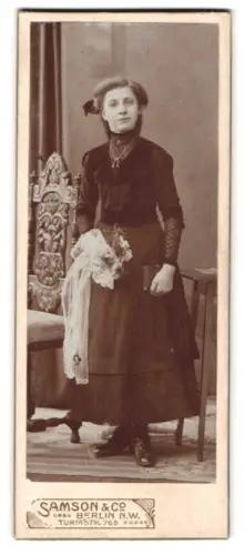 Fotografie Samson & Co., Berlin, Turmstr. 76, Frau Hedwig Martha Elise Jehser an einem Stuhl stehend