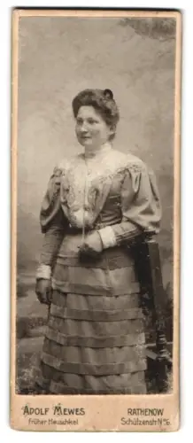Fotografie Adolf Mewes, Rathenow, Schützenstr. 6, Porträt einer Dame