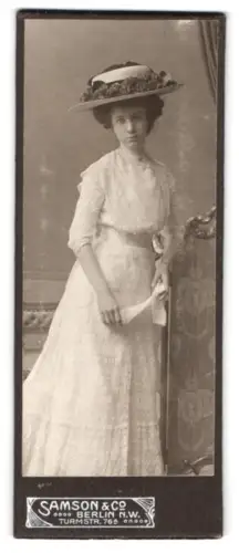 Fotografie Samson & Co, Berlin, Turmstrasse 76, Frau Anna Wohler mit sommerlichem Hut