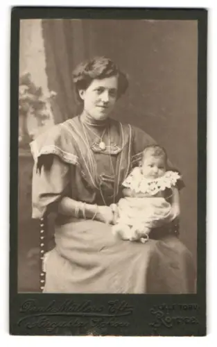 Fotografie Paul Müllers Eft., Augusta Schou, Rønne, Lille Torv, Mutter mit Baby auf Stuhl