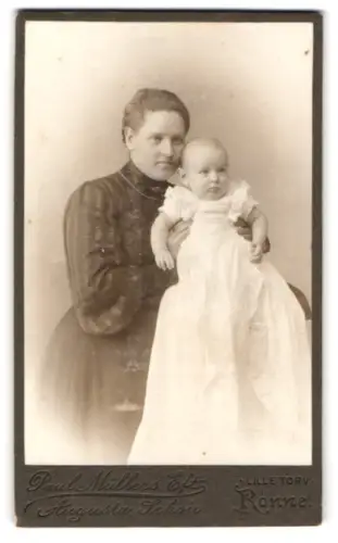 Fotografie Paul Müllers Eft., Augusta Schou, Rønne, Lille Torv, Mutter mit Kind im Arm