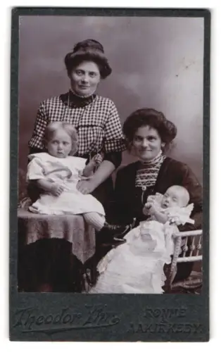 Fotografie G. Stöckel`s Eftf. Theodor Yhr, Rønne, Aakirkeby, Familienportrait mit Kindern