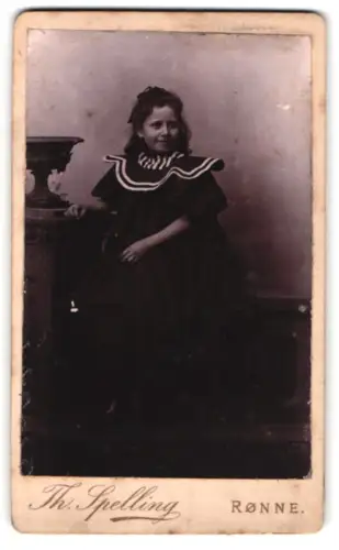 Fotografie Th. Spelling, Rønne, Lille Torv, Kleines Mädchen in elegantem Kleid