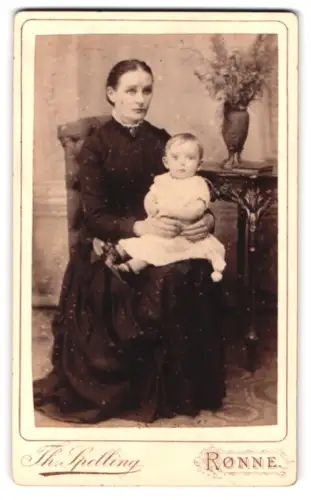 Fotografie Th. Spelling, Rönne, Lille Torv, Frau mit Kleinkind auf Stuhl