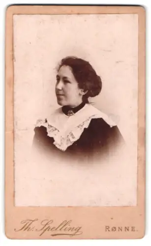 Fotografie Th. Spelling, Rönne, Lille Torv, Porträt einer Frau mit Spitzenkragen