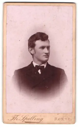 Fotografie Th. Spelling, Rönne, Lille Torv, Porträt eines elegant gekleideten Mannes