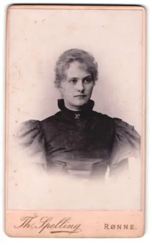 Fotografie Th. Spelling, Rönne, Lille Torv, Porträt einer jungen Frau
