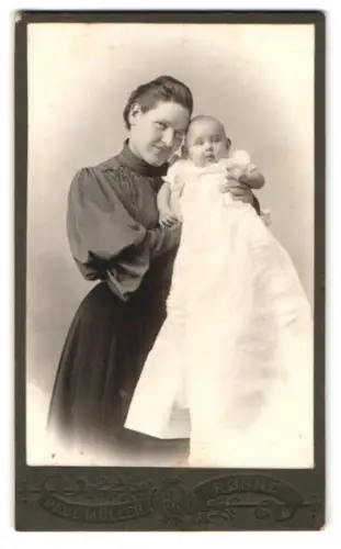 Fotografie Th. Spelling Eftf. Paul Müller, Rønne, Lille Torv, Mutter mit Kind im Taufkleid