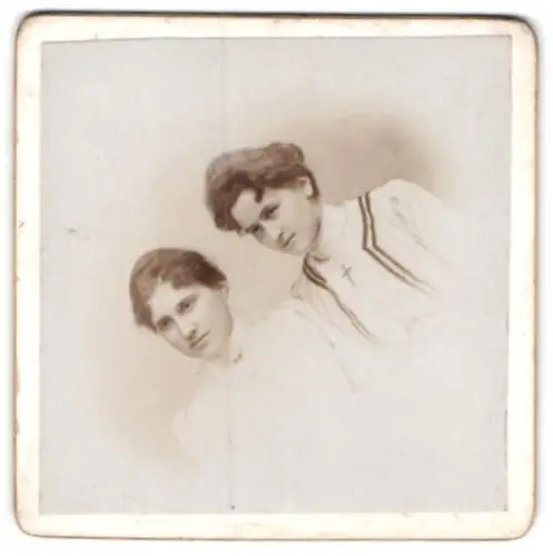 Fotografie Atelier Germania, Magdeburg, Neustädter Strasse 45, Zwei Frauen in inniger Pose