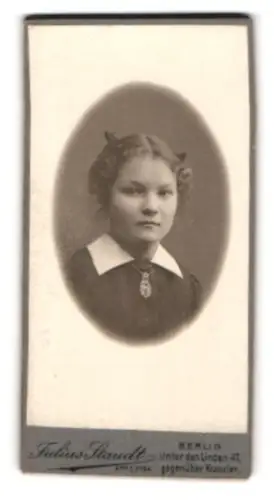 Fotografie Julius Staudt, Berlin, Unter den Linden 47, Porträt des Mädchens Hertha