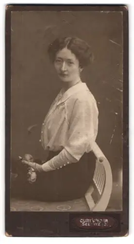 Fotografie Curt Weber, Seelitz, Sitzportrait von Frau Gertrud