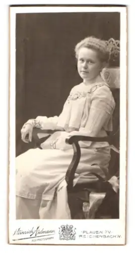 Fotografie Heinrich Axtmann, Plauen, Bahnhofstrasse 27, Frau Cläre Jacob auf einem Stuhl sitzend