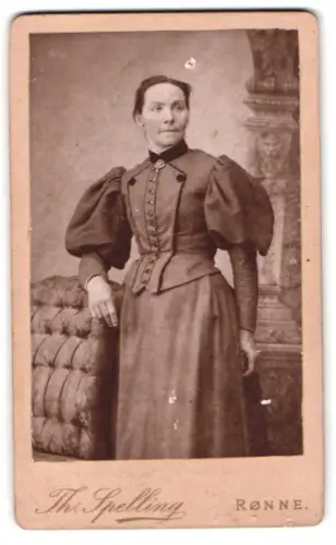 Fotografie Th. Spelling, Rønne, Lille Torv, Dame in elegantem Kleid