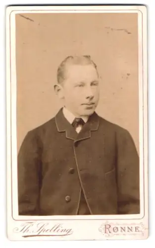 Fotografie Th. Spelling, Rønne, Lille Torv, Porträt eines jungen Mannes