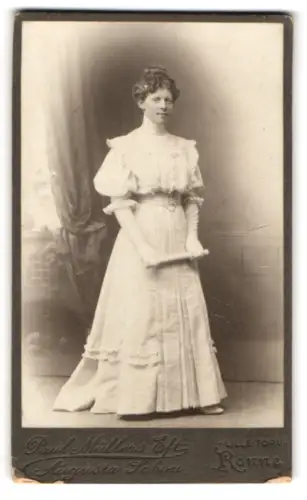 Fotografie Paul Müllers Eftf, Augusta Schou, Ronne, Lille Torv, Frau stehend in elegantem Kleid