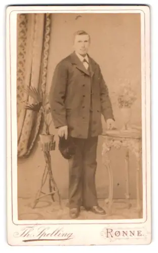 Fotografie Th. Spelling, Rønne, Lille Torv, Porträt eines Mannes