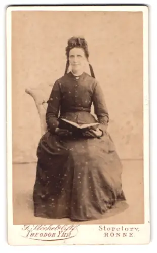 Fotografie G. Stöckel`s Eftf. Theodor Yhr, Rønne, Storetorv, Dame mit Buch
