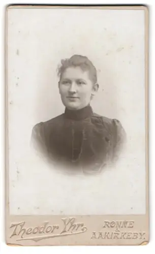 Fotografie G. Stöckel`s Eftf. Theodor Yhr, Rønne, Porträt einer jungen Frau
