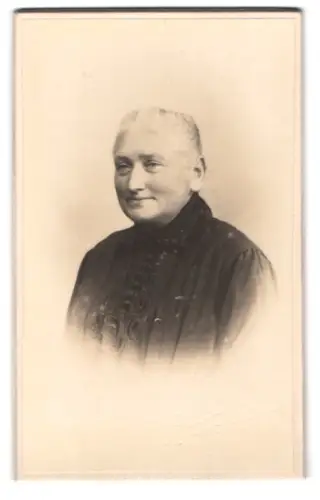 Fotografie Theodor Yhr, Rönne, Frau im schlichten Kleid