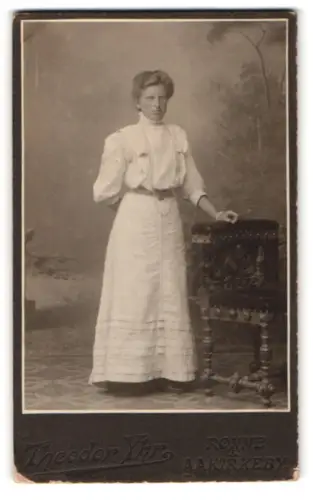 Fotografie G. Stöckel`s Eftf. Theodor Yhr, Rønne, Frau in elegantem Kleid