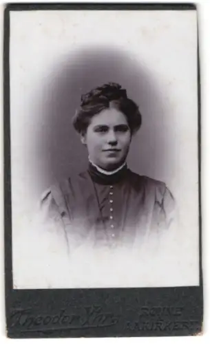 Fotografie G. Stöckel`s Eftf. Theodor Yhr, Rønne, Portrait einer jungen Frau