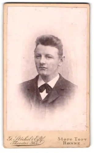 Fotografie G. Stöckel`s Eftf. Theodor Yhr, Rønne, Store Torv, Porträt eines jungen Mannes