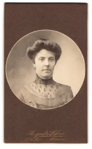 Fotografie Augusta Schou, Rönne, Lille Torv, Porträt einer Frau