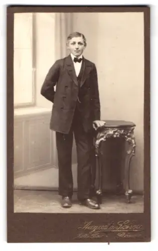 Fotografie Augusta Schou, Rönne, Lille Torv, Eleganter junger Mann