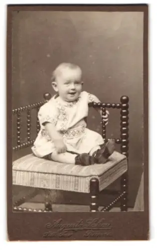 Fotografie Augusta Schou, Rönne, Lille Torv, Kind auf Stuhl