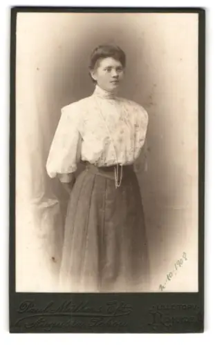 Fotografie Paul Müllers Eftf, Augusta Schou, Rønne, Lille Torv, Porträt einer Frau von 1908