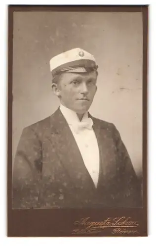 Fotografie Augusta Schou, Rönne, Lille Torv, Porträt eines jungen Studenten