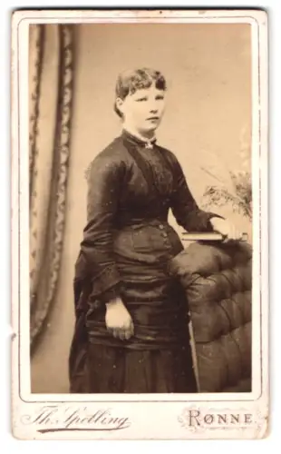 Fotografie Th. Spelling, Rønne, Lille Torv, Porträt einer Dame in eleganter Pose