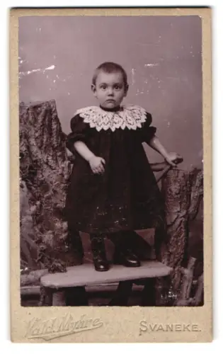 Fotografie Vald. Myhre, Svaneke, Kind in eleganter Kleidung