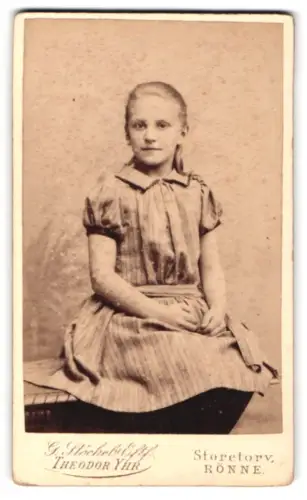 Fotografie G. Stöckels Eftf. Theodor Yhr, Rønne, Store Torv, Mädchen im gestreiften Kleid