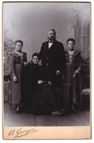 Fotografie A. Grieger, Neu-Weissensee, Königs Chaussee 20, Familienporträt mit zwei Kindern