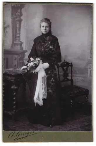 Fotografie A. Grieger, Neu-Weissensee, Königs Chaussee 20, Porträt eines Mädchens mit Blumenstrauss und Bibel