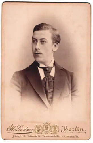 Fotografie Otto Lindner, Berlin, Königstr. 30, Porträt eines jungen Mannes mit gemusterter Krawatte