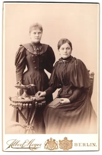 Fotografie Albert Meyer, Berlin, Alexanderstrasse 45, Zwei Damen in eleganter Kleidung