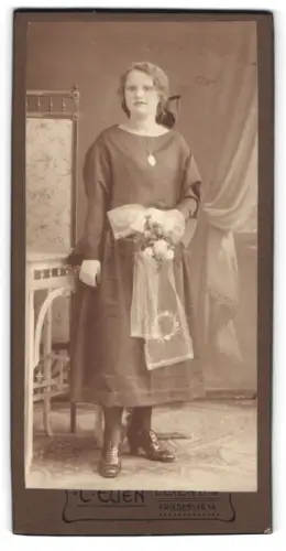 Fotografie C. Eden, Delmenhorst, Friesenstr. 44, Mädchen mit Blumenstrauss