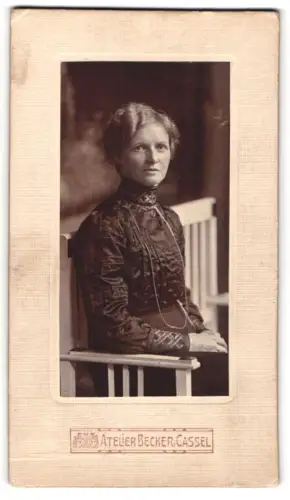 Fotografie Atelier Becker, Cassel, Frau in eleganter Kleidung