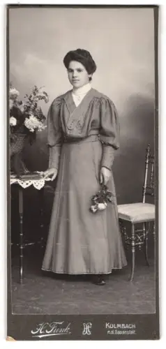 Fotografie H. Funk, Kulmbach, n.d. Gasanstalt, Junge Dame im eleganten Kleid mit Blumenstrauss