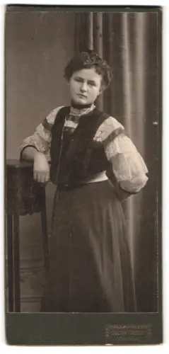 Fotografie Oskar Goetze, Berlin, Petersburger Strasse. 11, Junge Frau in elegantem Kleid
