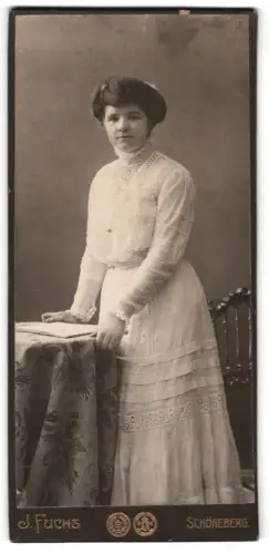 Fotografie J. Fuchs, Berlin, Friedrichstrasse 108, Porträt einer Dame in eleganter Pose