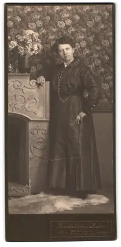 Fotografie Kunstatelier Dürer, Berlin, Brunnenstrasse 24, Dame vor floralem Hintergrund