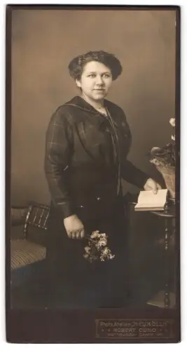 Fotografie Atelier Neukölln Robert Cuno, Neukölln, Kottbusser Damm 96, Dame mit Blumenstrauss